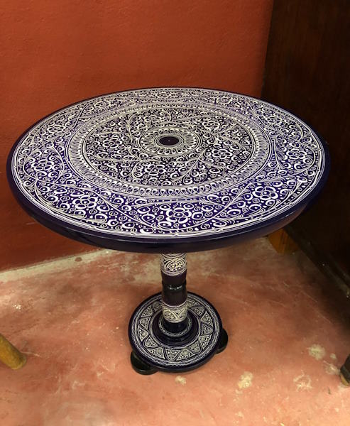 Mesa pintada a mano  color violeta
